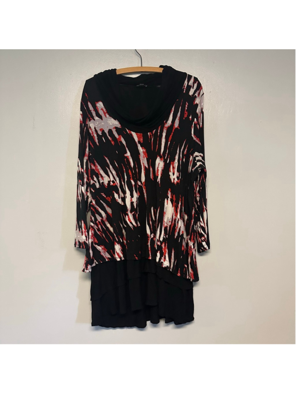 Avenue Black Red Abstract Tunic Top Plus Women’s Plus Size 26/28